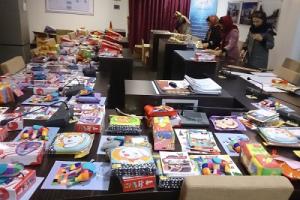 کودکان خانواده‌ های کارگری شرکت سازورسازه آذرستان کتاب عیدی گرفتند