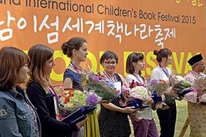 برندگان مسابقه تصویرگری در هفتمین جشنواره بین المللی کتاب کودک نامی جایزه خود را