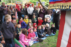 گزارش کتابک از یک جشن سنتی نمایش عروسکی برای کودکان انگلیسی