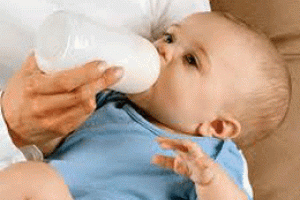 به نوزادان زیر ۷ ماه، آب قند، چای و سوپ ندهید!