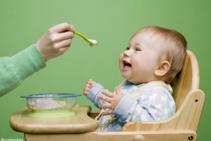 شروع غذاهای جامد به کودکان شیرخوار 