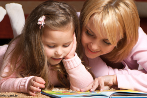 توسعه مهارت کلامی کودک با کتابخوانی مادر
