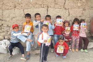اهدای کتاب از طرف مردم به کودکان مناطق محروم در قالب طرح «کتاب مهربانی»