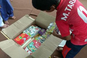 تابستان غبارآلود کودکان زرآباد با بسته های کتاب «با من بخوان» رنگین شد