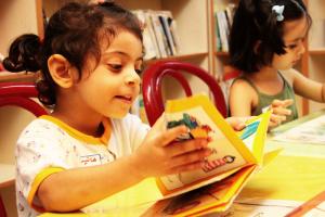 چگونه می توان کودکان را به کتاب خواندن تشویق کرد؟