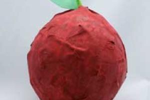 با تکه‌های کاغذ برای آموزگارتان کاردستی سیب سرخ بسازید