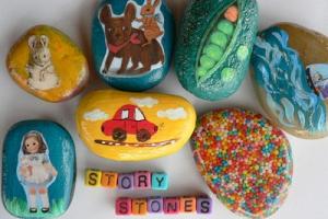 تشویق کودکان به داستان گویی با کاردستی هایی از سنگ و رنگ