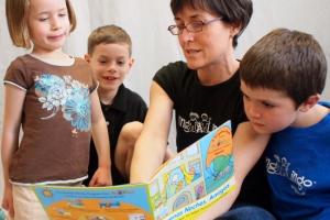 آموزش پنج مهارت ساده به کودکان هنگام بلندخوانی کتاب