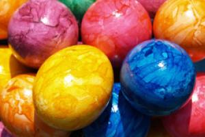 رنگ کردن تخم مرغ با ابر
