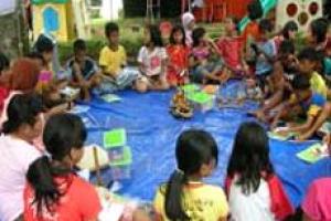 کتابخانه های سیار یاریگر کودکان آسیب دیده از سیل در اندونزی