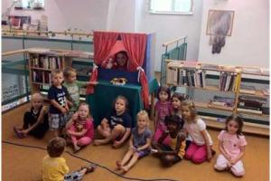 عروسک مشهور، کودکان را با کتابخانه آشنا می کند