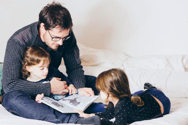 پدر و مادر به‌عنوان الگوی کتاب‌خوان؛ اثر حضور کتاب در زندگی روزمره‌ی کودک