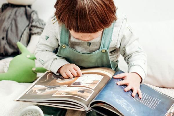 خواندن فردی یا مستقل کودک؛ گامی به‌سوی استقلال در تجربه‌ی خواندن