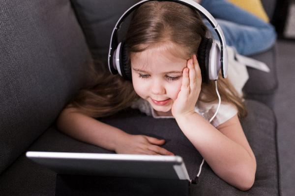 شنیدن کتاب یا خواندن شنیداری؛ وقتی گوشها دروازهی واژهها میشوند شنیدن کتاب یا خواندن شنیداری؛ وقتی گوشها دروازهی واژهها میشوند