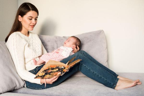 آغوش، صدا و نگاه؛ سه عنصر طلایی در بلندخوانی برای نوزاد و نوپا آغوش، صدا و نگاه؛ سه عنصر طلایی در بلندخوانی برای نوزاد و نوپا