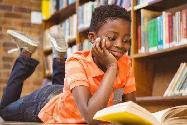 خواندن فراتر از تکلیف درسی؛ چگونه کودک را به خواندن آزاد ترغیب کنیم؟