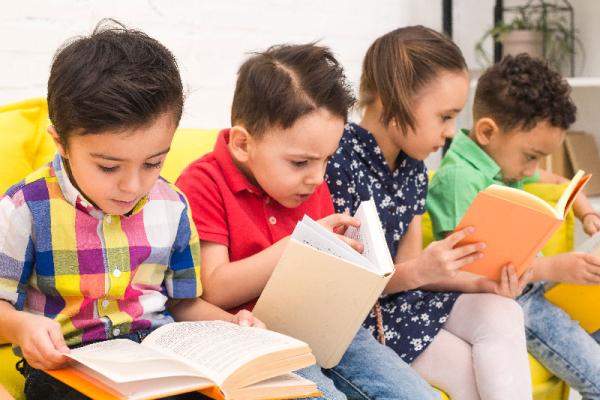 ۱۰ شیوهٔ ساده برای ترویج کتابخوانی در خانه ۱۰ شیوهٔ ساده برای ترویج کتابخوانی در خانه