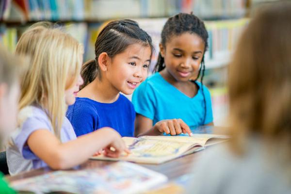 خواندن گروهی یا دستهجمعی؛ تجربهی لذت مشترک از داستان خواندن گروهی یا دستهجمعی؛ تجربهی لذت مشترک از داستان