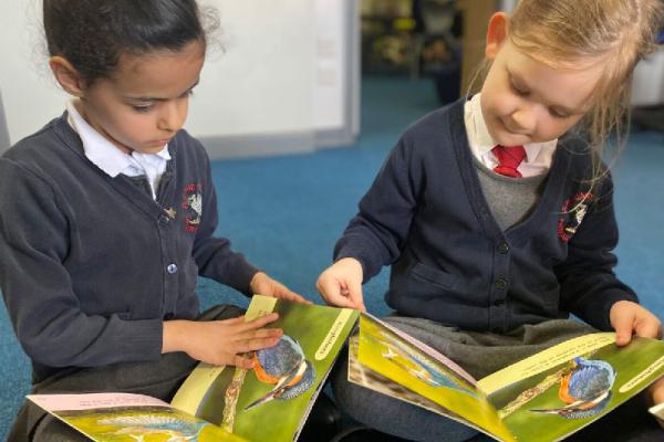 کودک نوخوان؛ چگونه در سال‌های آغاز مدرسه او را به خواندن علاقه‌مند کنیم؟