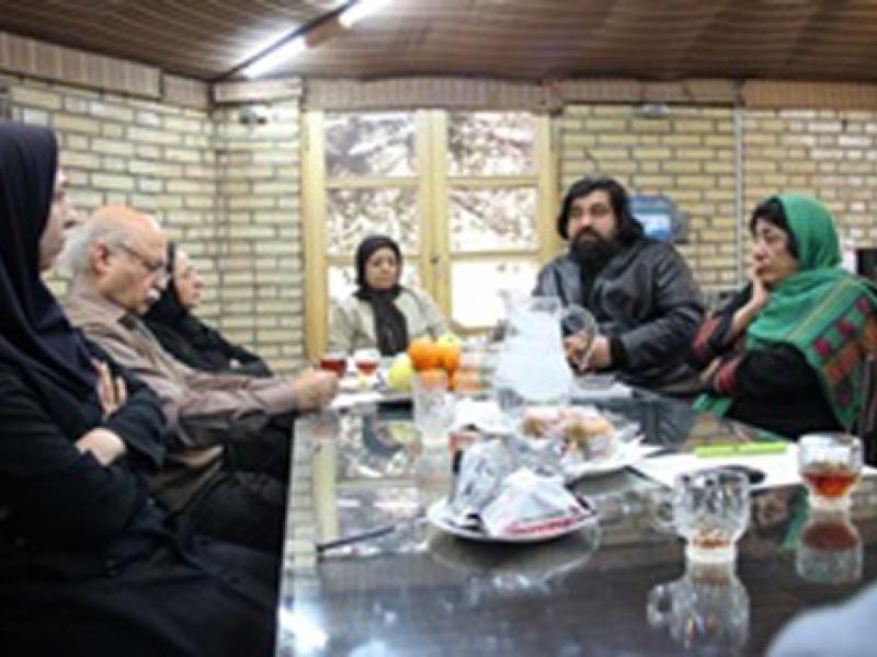 زیر پرچم هیچ کس نمی‌رویم