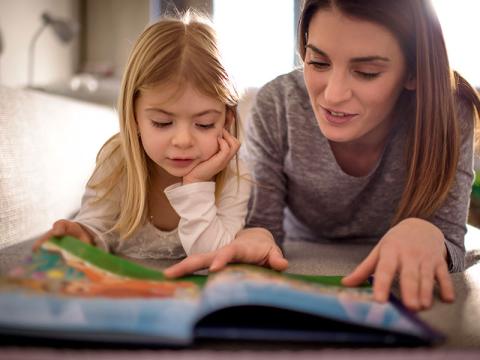 قصه‌گویی با علایق خاص: چگونه از علاقهٔ کودک برای ساختن روایت استفاده کنیم؟
