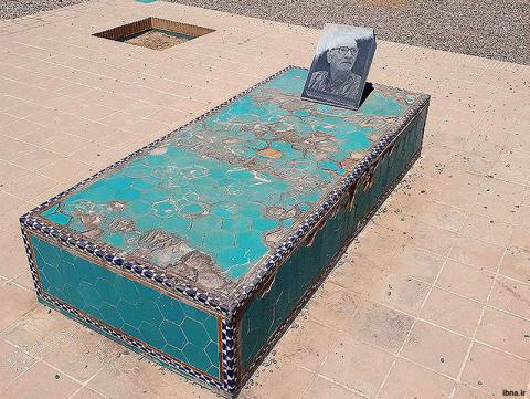 طرح آرامگاه آذر یزدی خاک می‌خورد