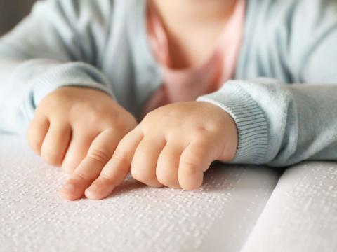 چگونه برای کودک نابینا تصویر بسازیم؟ هنر نقاشی با کلمات در کتابخوانی