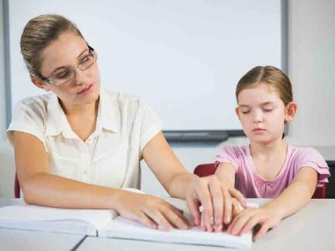 چگونه با کودکان نابینا و کم‌بینا کتاب بخوانیم؟