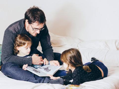 پدر و مادر به‌عنوان الگوی کتاب‌خوان؛ اثر حضور کتاب در زندگی روزمره‌ی کودک