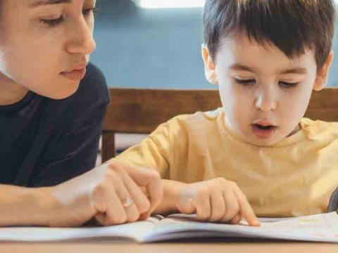 چگونه با کودکان دارای اختلالات حرکتی کتاب بخوانیم؟