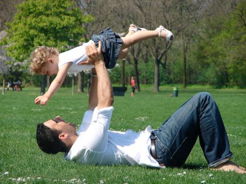 لزوم توجه پدران به بازی با کودکان