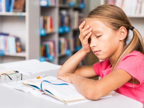 از مقاومت تا رغبت: چگونه کودک نارساخوان را به کتاب علاقه‌مند کنیم؟