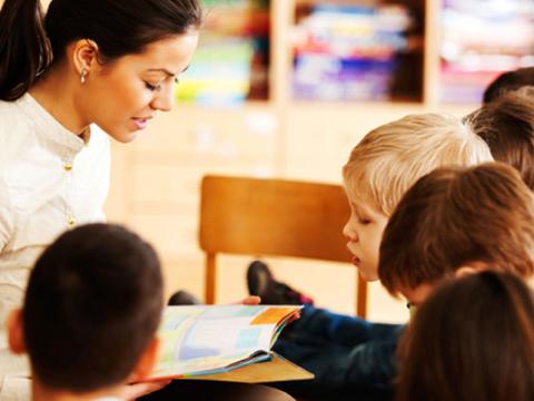 چگونه با کودکانی که در دنبال کردن داستان مشکل دارند کتاب بخوانیم