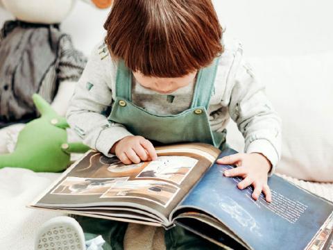 خواندن فردی یا مستقل کودک؛ گامی به‌سوی استقلال در تجربه‌ی خواندن