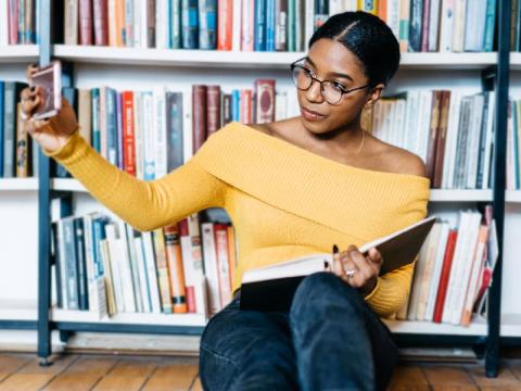 اینفلوئنسرها و شبکه‌های اجتماعی؛ فرصت یا تهدید برای ترویج خواندن در نوجوانان؟