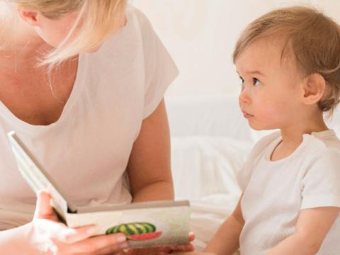 نوزادان و کتاب‌ها؛ چرا باید از بدو تولد برای کودک بخوانیم؟