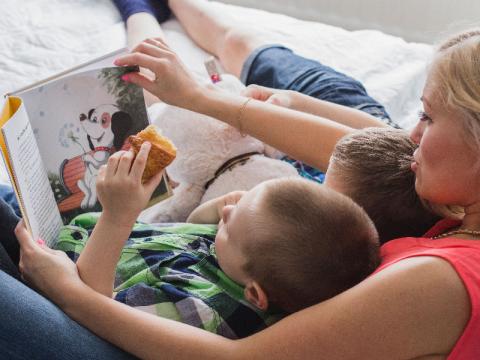 نقش والدین در شکل‌گیری عادت کتاب‌خوانی در کودکان و نوجوانان