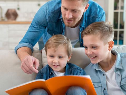 خانواده کتاب‌خوان، کودک کتاب‌خوان؛ چگونه خانه را به پناهگاه کتاب تبدیل کنیم؟