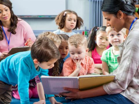 معلم کتاب‌خوان؛ چگونه رفتار خواندن آموزگار بر دانش‌آموزان اثر می‌گذارد؟