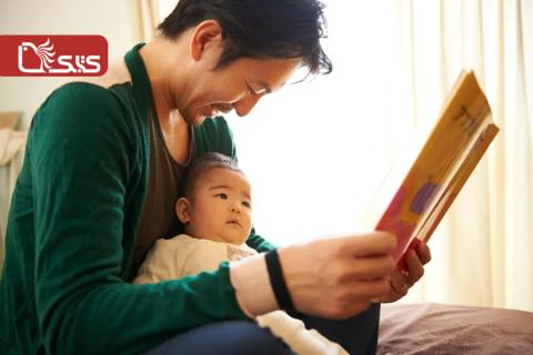 بهترین کتاب‌ها برای نوزادان؛ راهنمای کامل انتخاب کتاب از تولد تا ۱۲ ماهگی