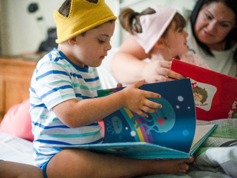 تعامل غیرکلامی با کتاب: حرکت، نگاه و اشاره به‌جای گفتار