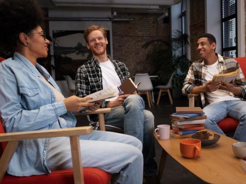 با دانش‌آموزان حلقه داستانی بسازید