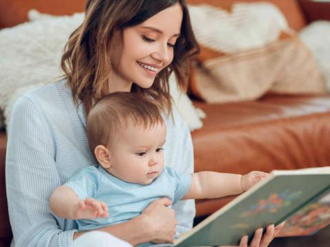 6 راهکار کاربردی برای تقویت پیوند عاطفی میان والد و نوزاد - از ماساژ تا کتاب‌خوانی