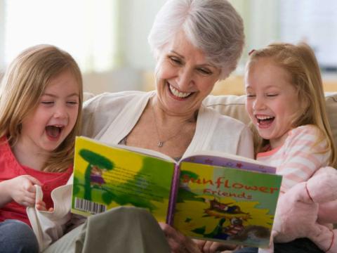 قصه‌گویی خانوادگی؛ راهی برای تقویت زبان و تخیل در خردسالان