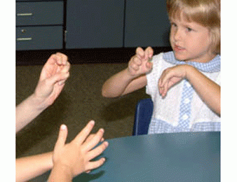 زبان اشاره باید در آموزش به کار رود! 