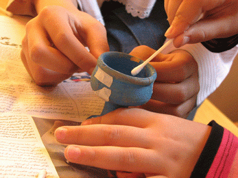 دست‌های کوچکی که سفال های شکسته را مرمت کردند!