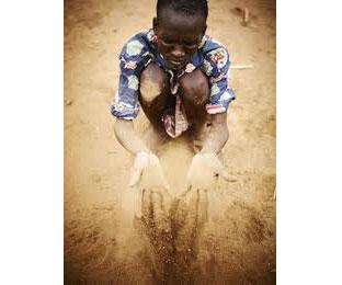 هنگامی که مرگ کودکان را در آغوش می گیرد