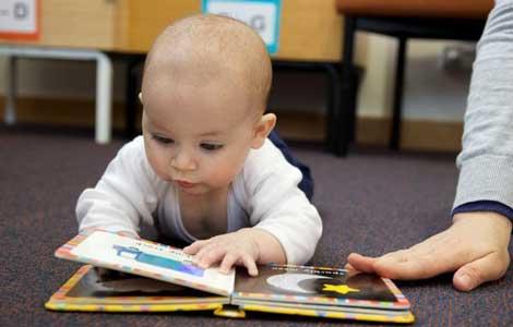 بیست سال اهدای کتاب به نوزادان 