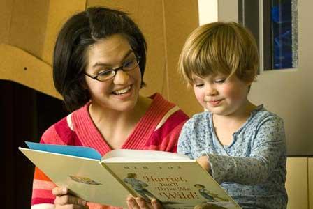 هنگام کتابخوانی برای کودکان به نوشته ها اشاره کنید!