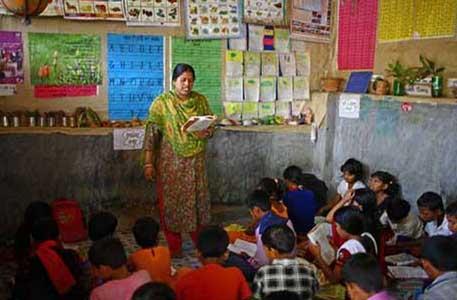 در۱۴ مهر، روز جهانی معلم، " از آموزگاران طرفداری کنیم!"